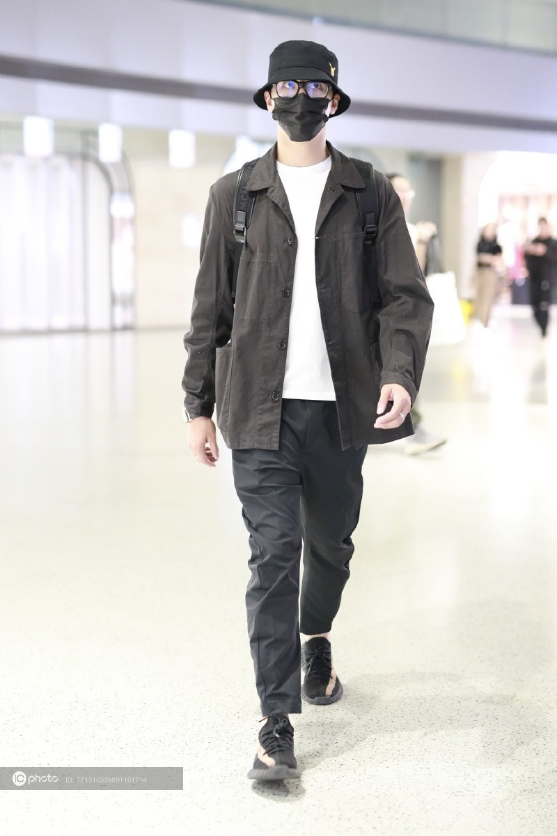 街拍许魏洲黑衬衫白tee休闲裤yeezy运动鞋休闲简约