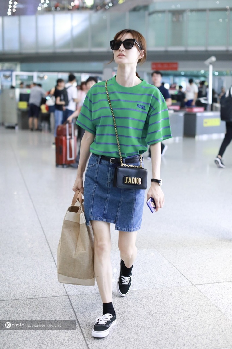 街拍:王丽坤x-girl绿色条纹tee 牛仔短裙 帆布鞋 dior斜挎包 字母帆布