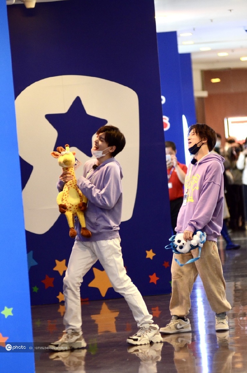 r1se成员翟潇闻与薛之谦录制节目两人穿情侣装怀抱公仔童心未泯