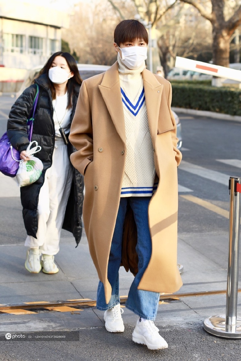 街拍李宇春adererrorv领绞花毛衣驼色大衣她好爱这身搭配