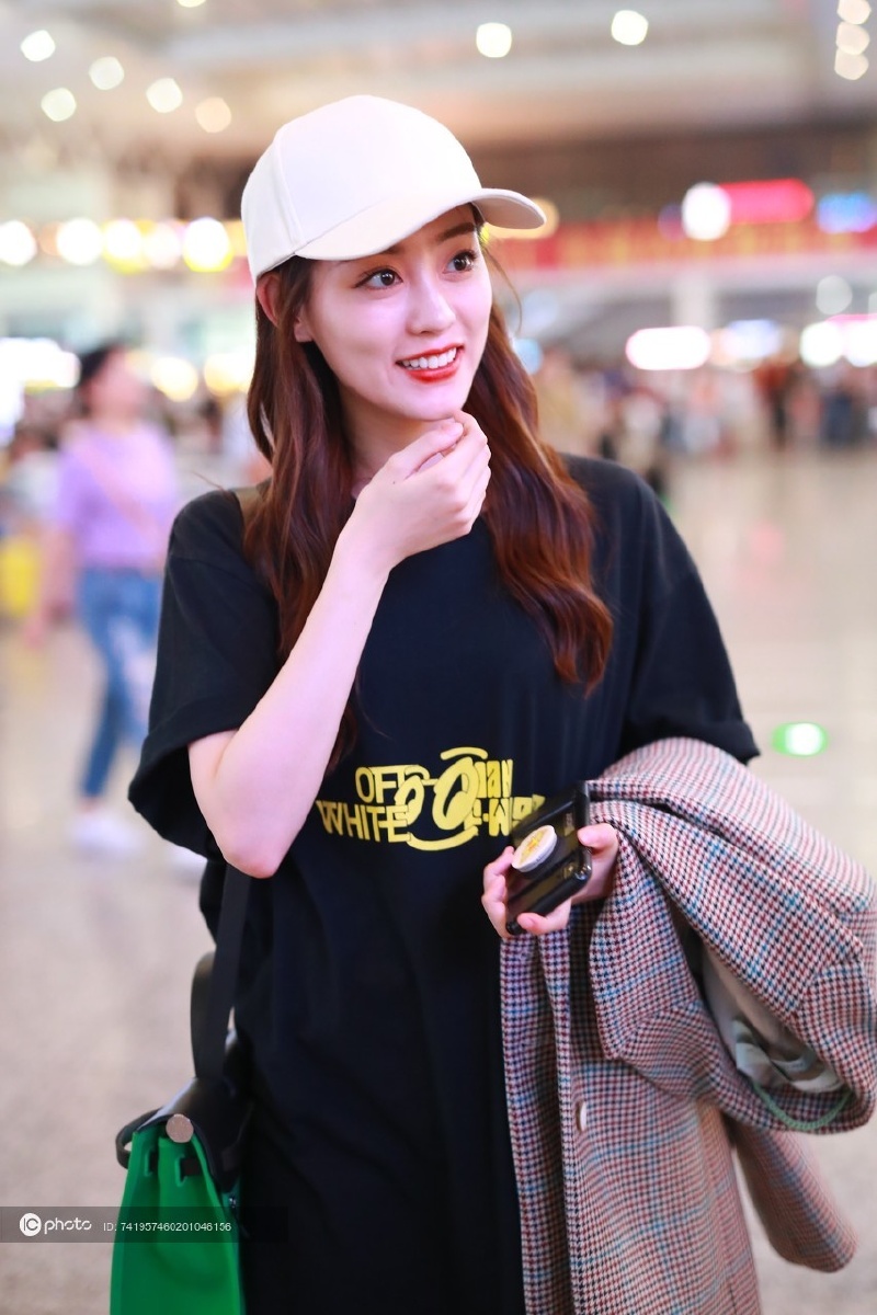 祝绪丹路遇粉丝亲切交谈面露羞涩一举一动柔情似水