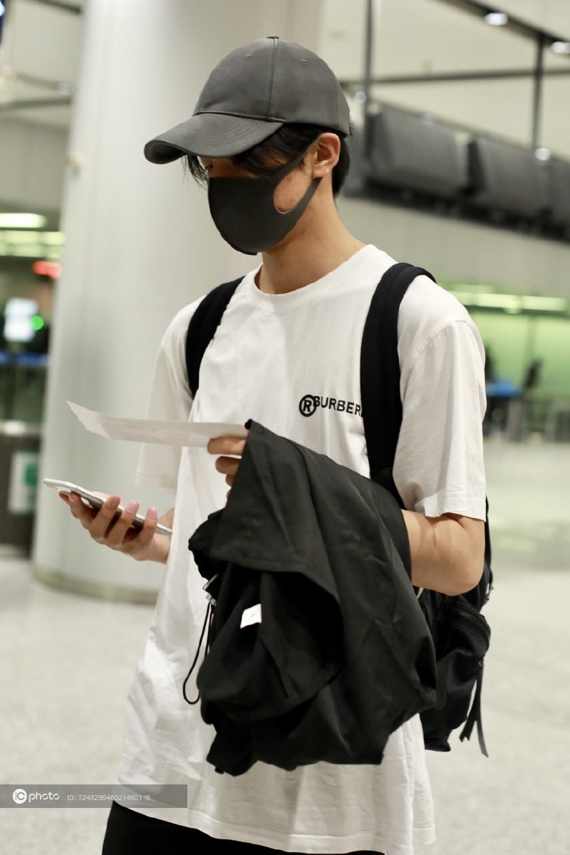 宋威龙黑白配简单男孩的帅气眼神斜睨自带王者霸气范儿