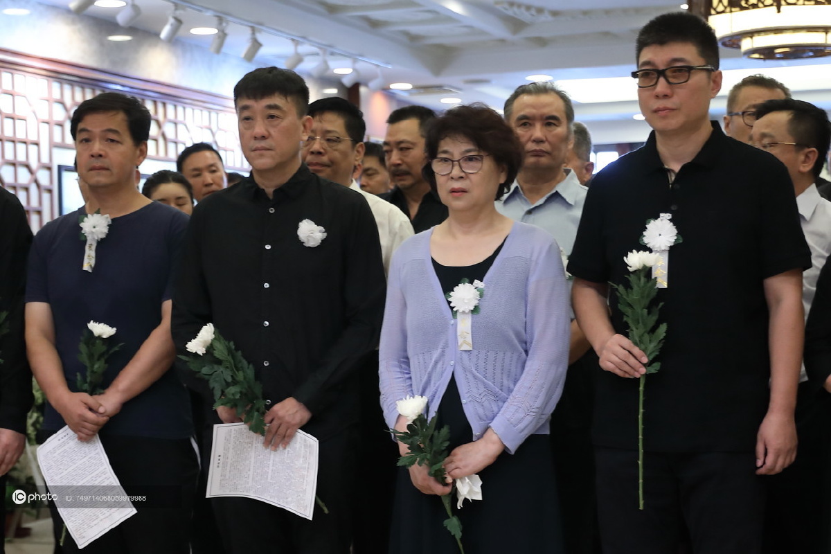 班赞追悼会在北京八宝山举行冯远征濮存昕吴刚夫妇何冰李小萌等前来