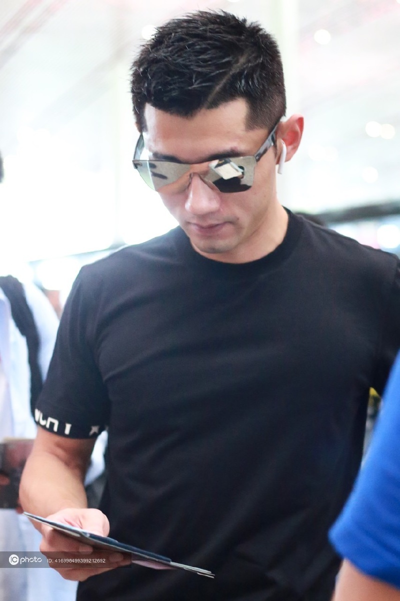 张继科酷黑墨镜现身首都机场受迷妹追随电话粥煲不停