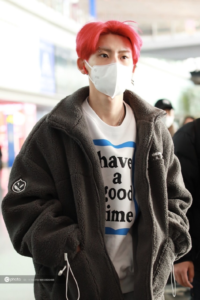 小鬼王琳凯一头红发新年红红火火