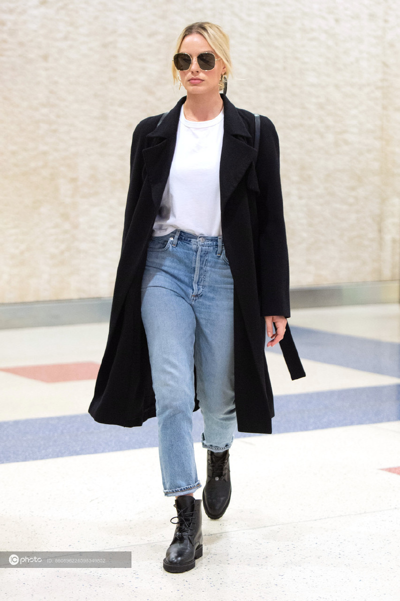 街拍玛戈罗比白tee黑色大衣牛仔裤马丁靴墨镜简约干练