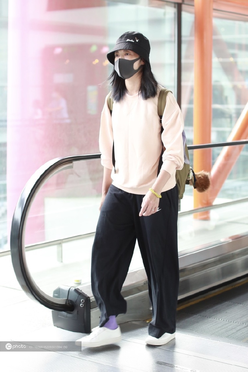 街拍姚晨裸粉色卫衣nike运动裤小白鞋渔夫帽舒适百搭
