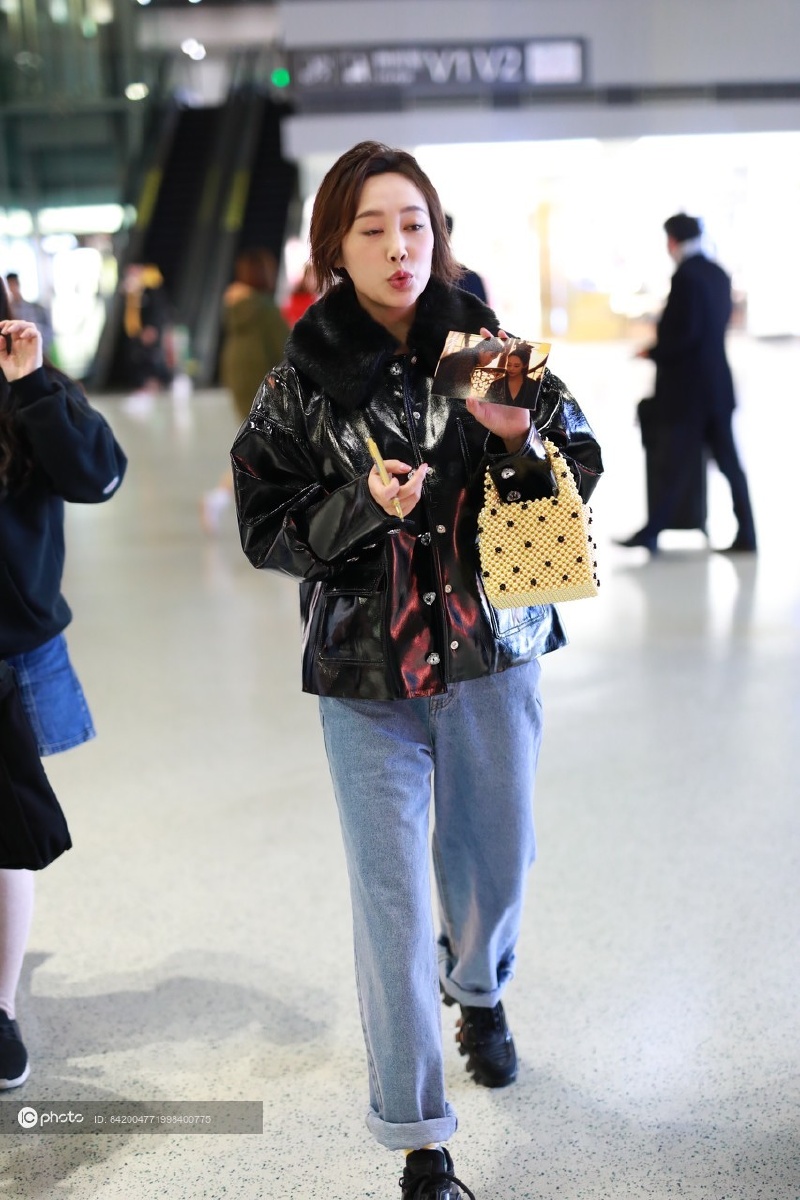 街拍李纯皮衣牛仔裤老爹鞋黄色珍珠手袋清新可爱