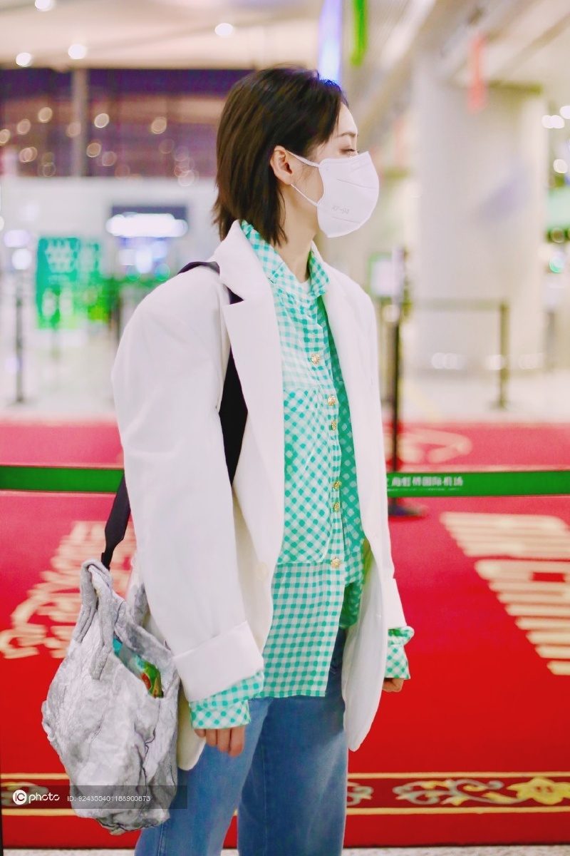 李纯深夜现身北京机场赶行程穿搭清新带来初夏的气息