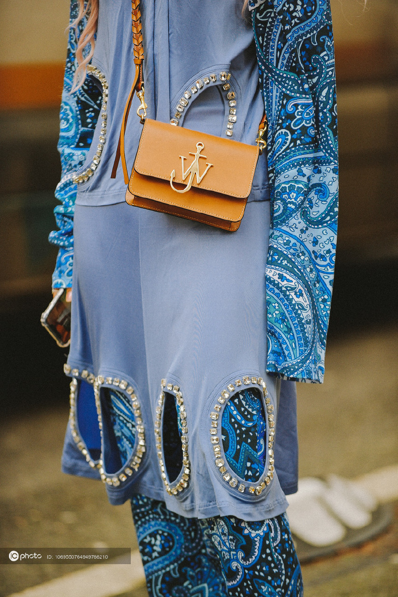 2020秋冬时装周街拍细节看潮人如何用时髦包包来抢镜