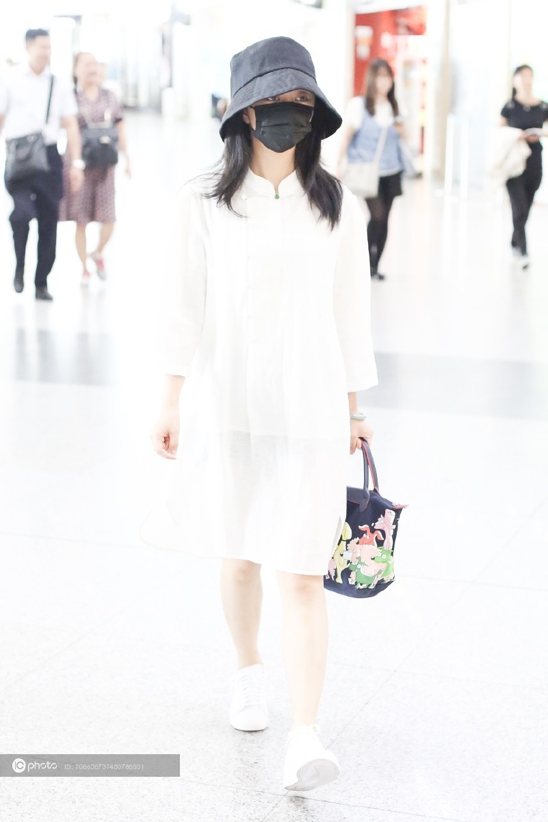 街拍谭松韵白色旗袍领棉麻连衣裙小白鞋渔夫帽卡通手袋温婉知性