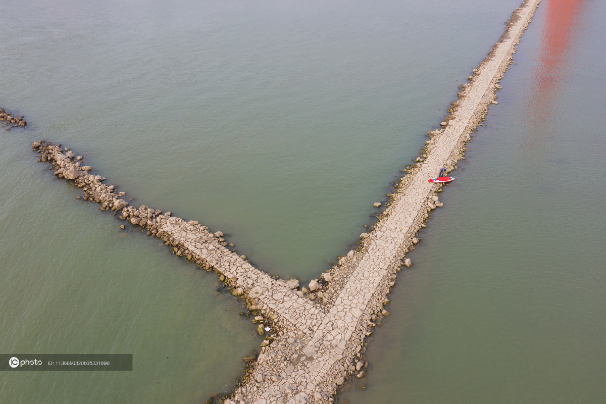 独家长江武汉段水位退落江中心丁字坝成桨板爱好者安全岛