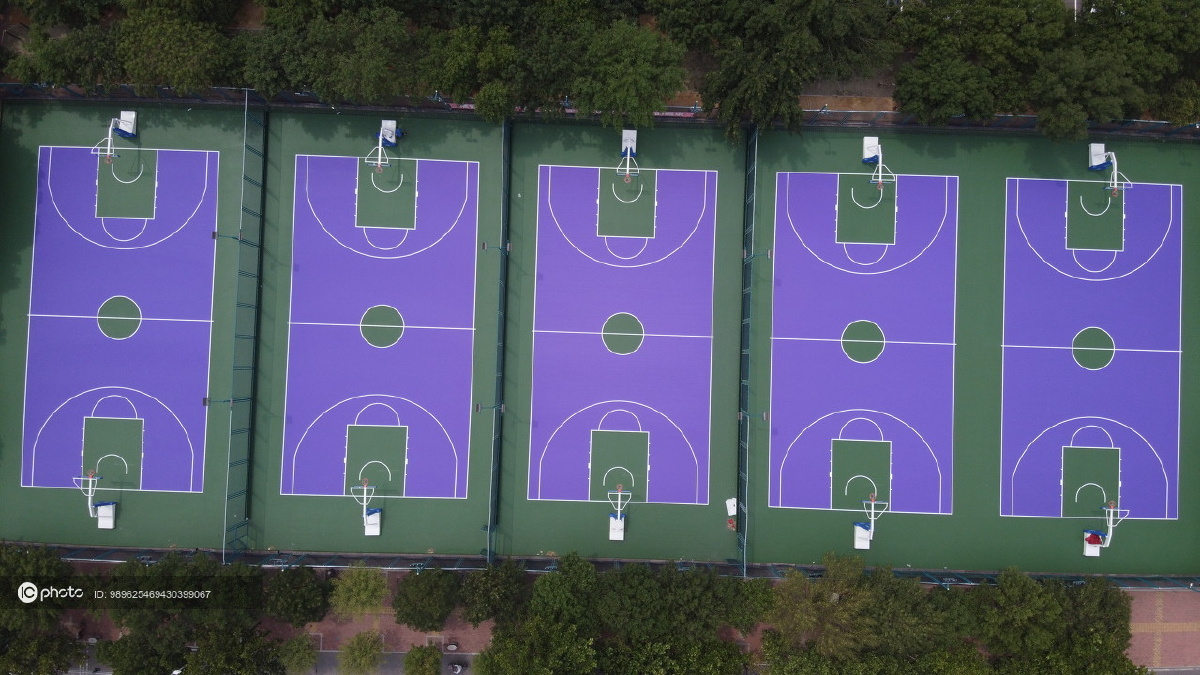 独家:济南这个篮球场铺设罕见的紫色地面 视觉配色相当亮眼