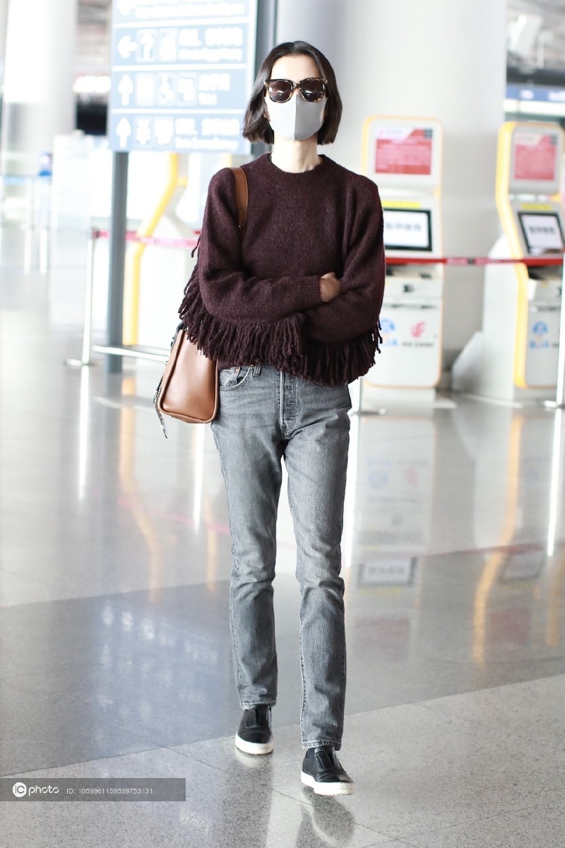 街拍杜鹃酒红色毛衣牛仔裤prada手袋温柔休闲