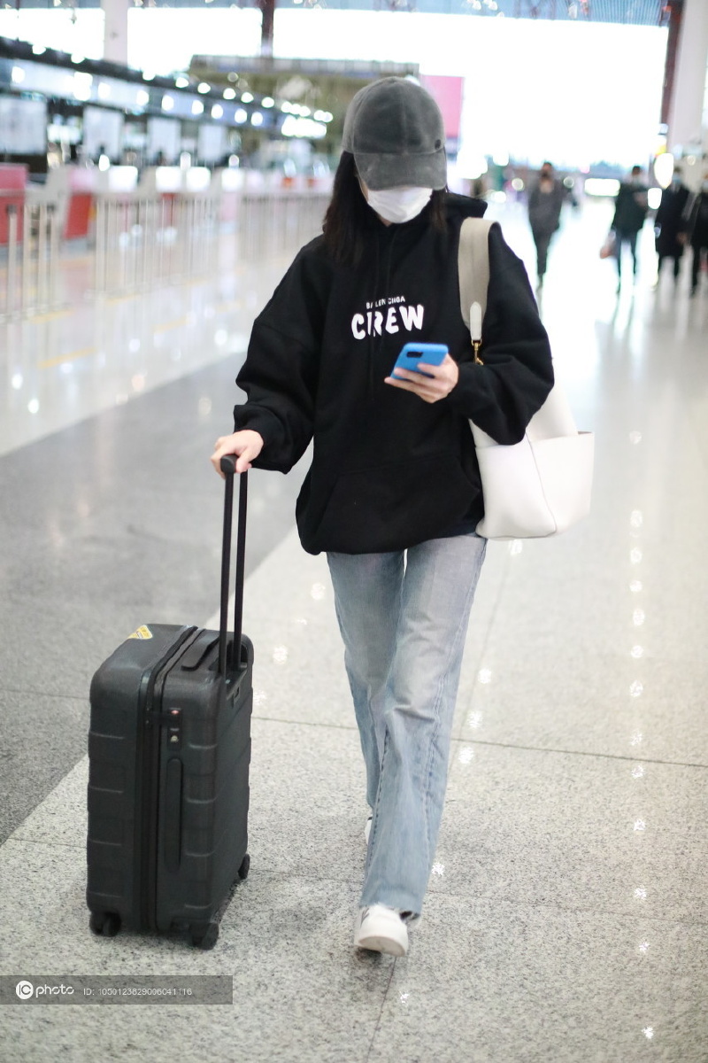 街拍董洁balenciaga黑色连帽卫衣牛仔裤小白鞋棒球帽百搭减龄
