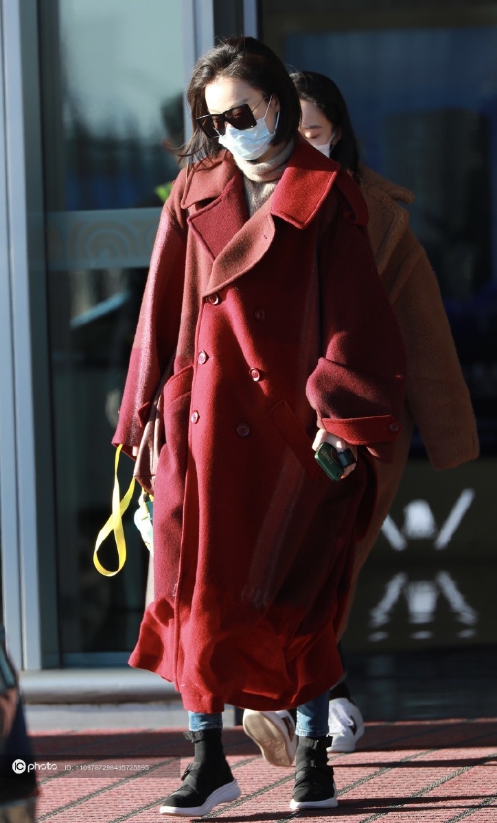 街拍倪妮酒红色呢子大衣牛仔裤墨镜气场强大