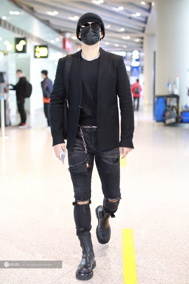 韩东君全黑look帅气满分穿破洞牛仔裤馅腿长