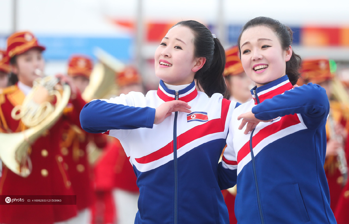 朝鲜拉拉队奥运广场表演声势浩大引人驻足