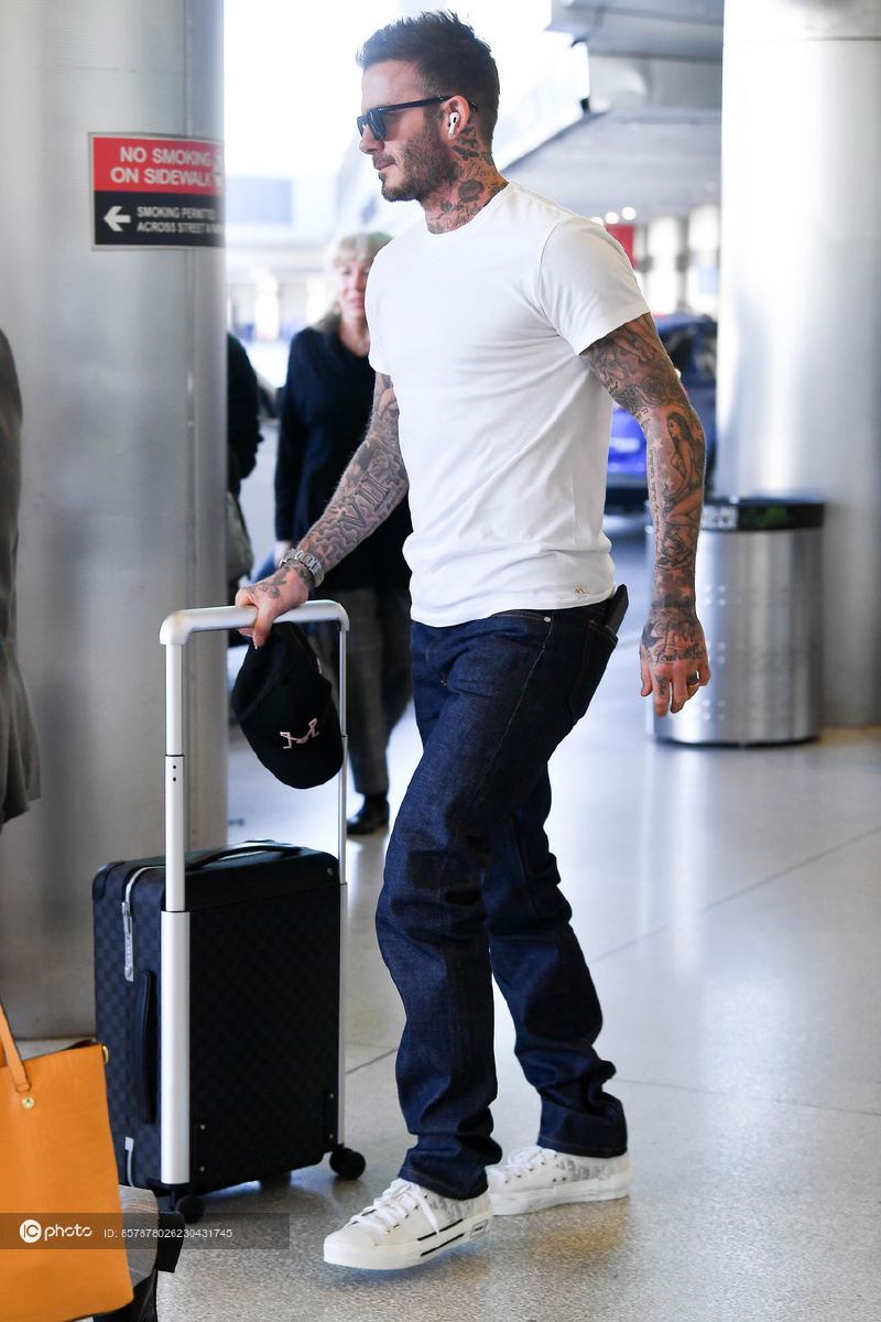 街拍贝克汉姆白色t恤休闲牛仔裤白色运动鞋型男帅气