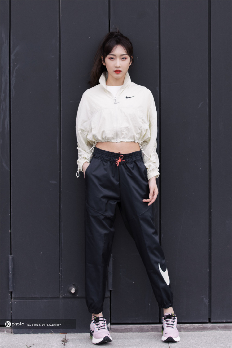 宣璐运动风写真nike白色露脐短上衣黑色运动长裤青春休闲