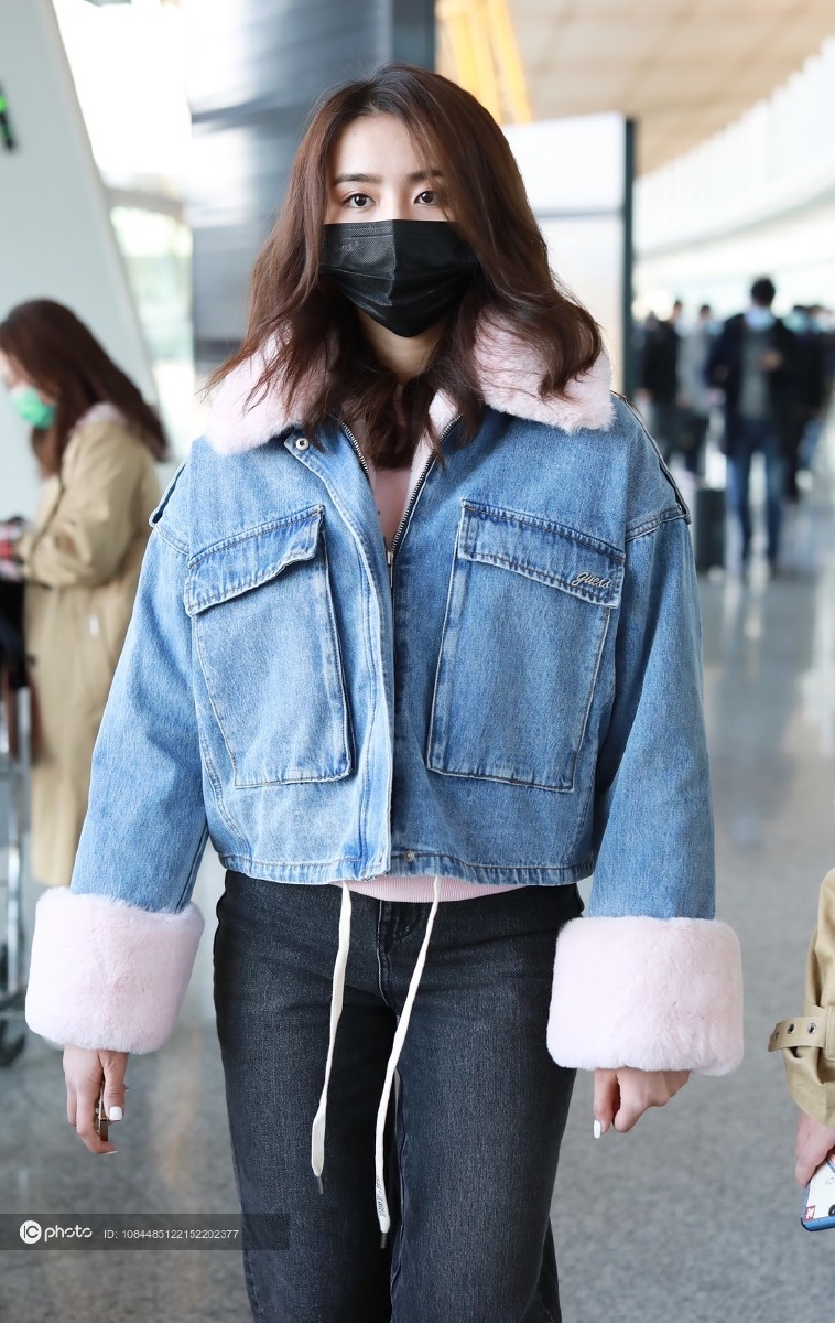 独家金子涵长发飘飘现身妆容精致妩媚迷人夹克搭配牛仔裤干练飒气