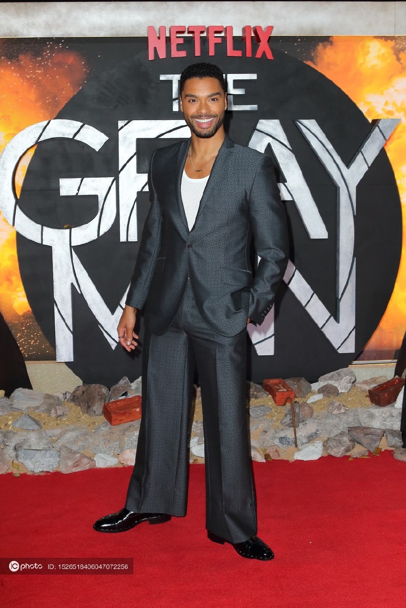 电影《灰影人》伦敦首映式 雷吉-让-佩吉身穿灰色西装阳光帅气 - ic