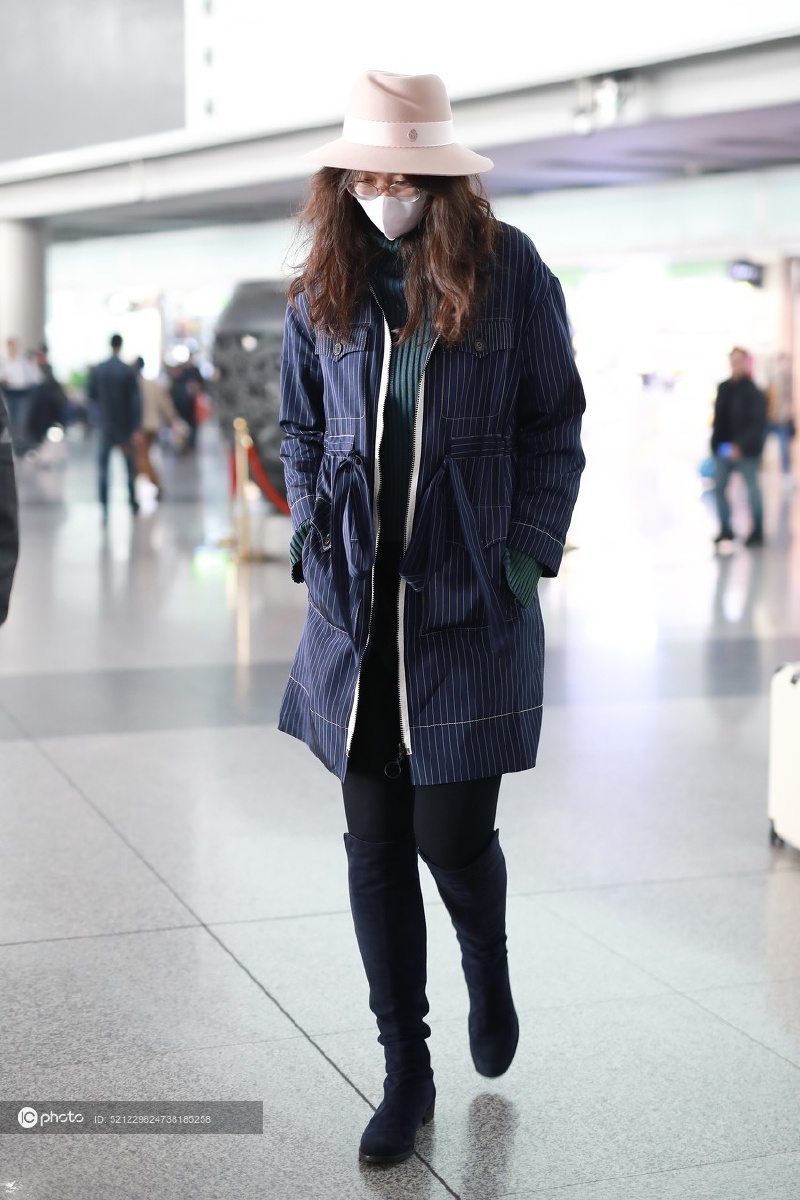 惠若琪低着头神情冷漠可怜了一路拼命逗她开心的老公