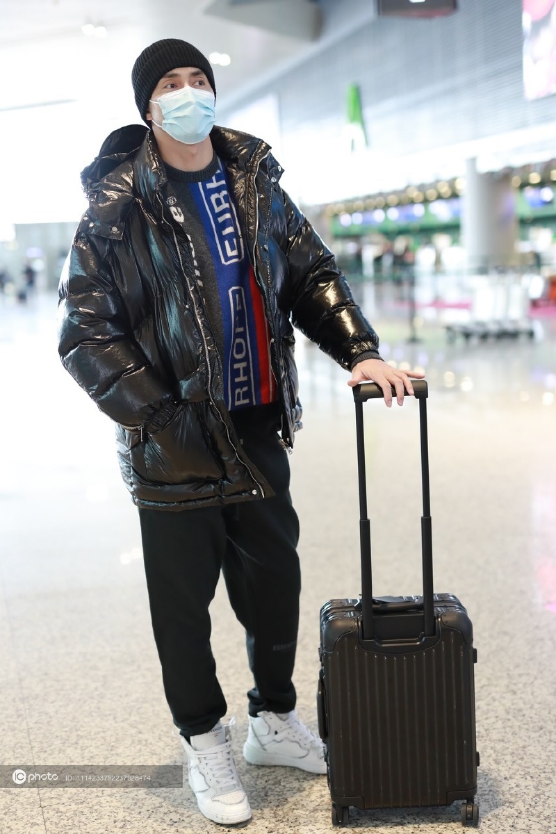 街拍高伟光黑色亮面羽绒服蓝色毛衣运动裤毛线帽潮酷帅气