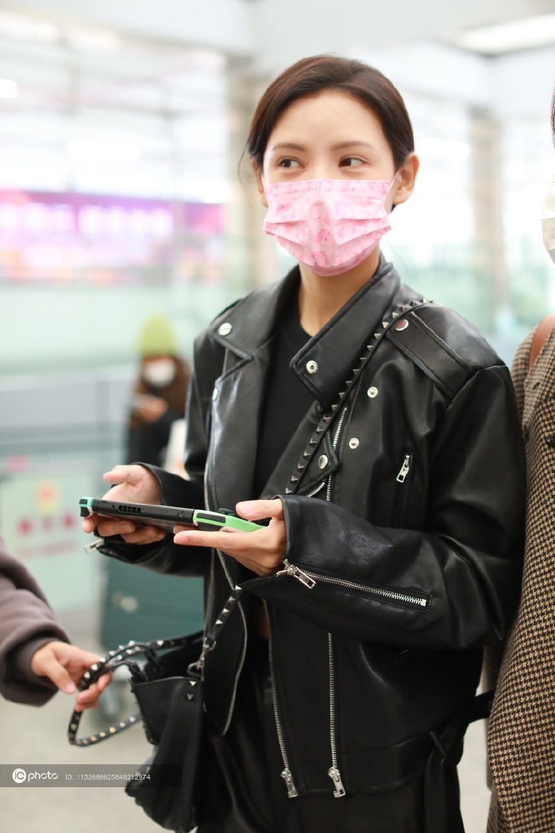 张予曦穿皮衣酷girl上线手握游戏机秒变网瘾少女