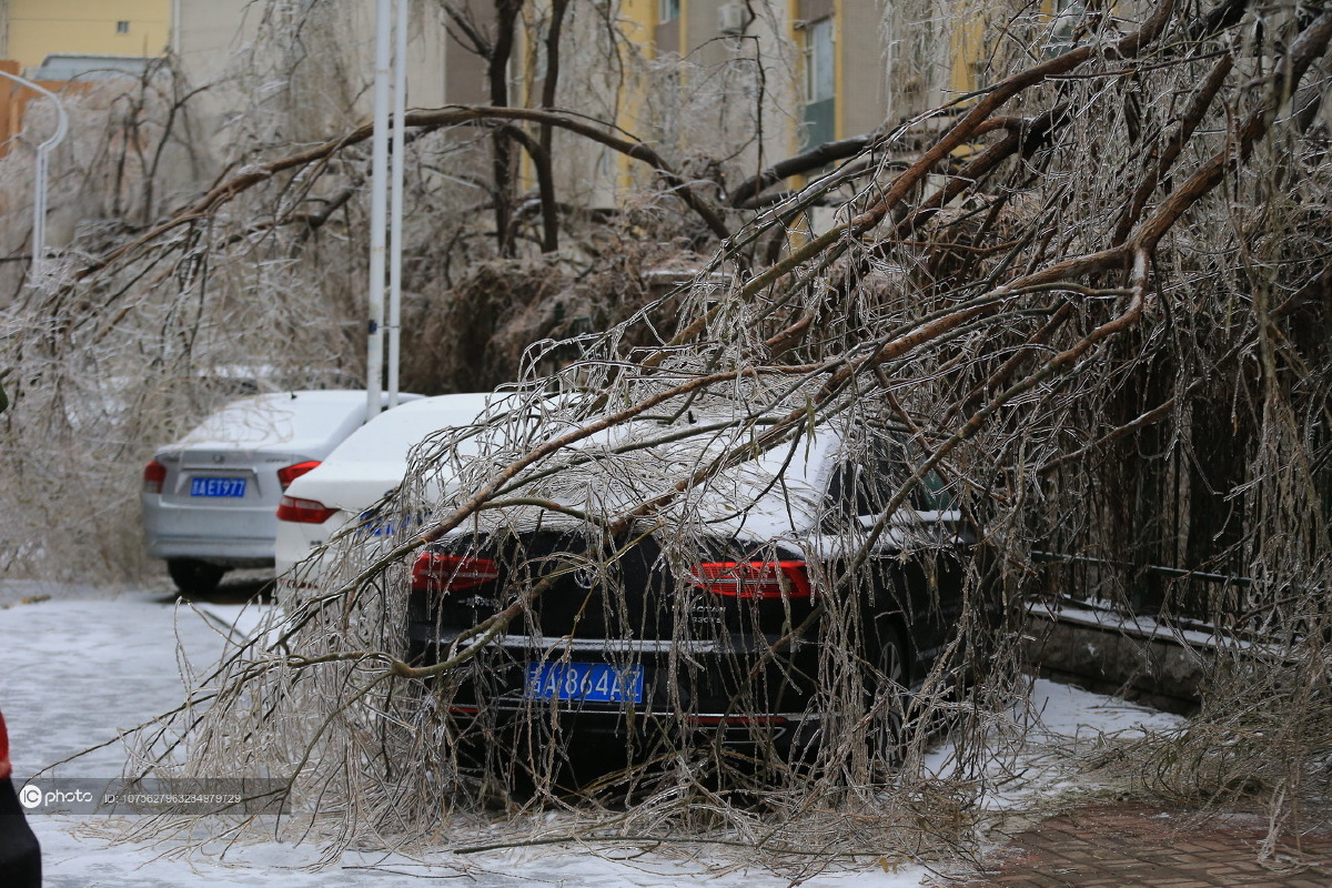 独家吉林长春冻雨袭城车辆行人出行受阻