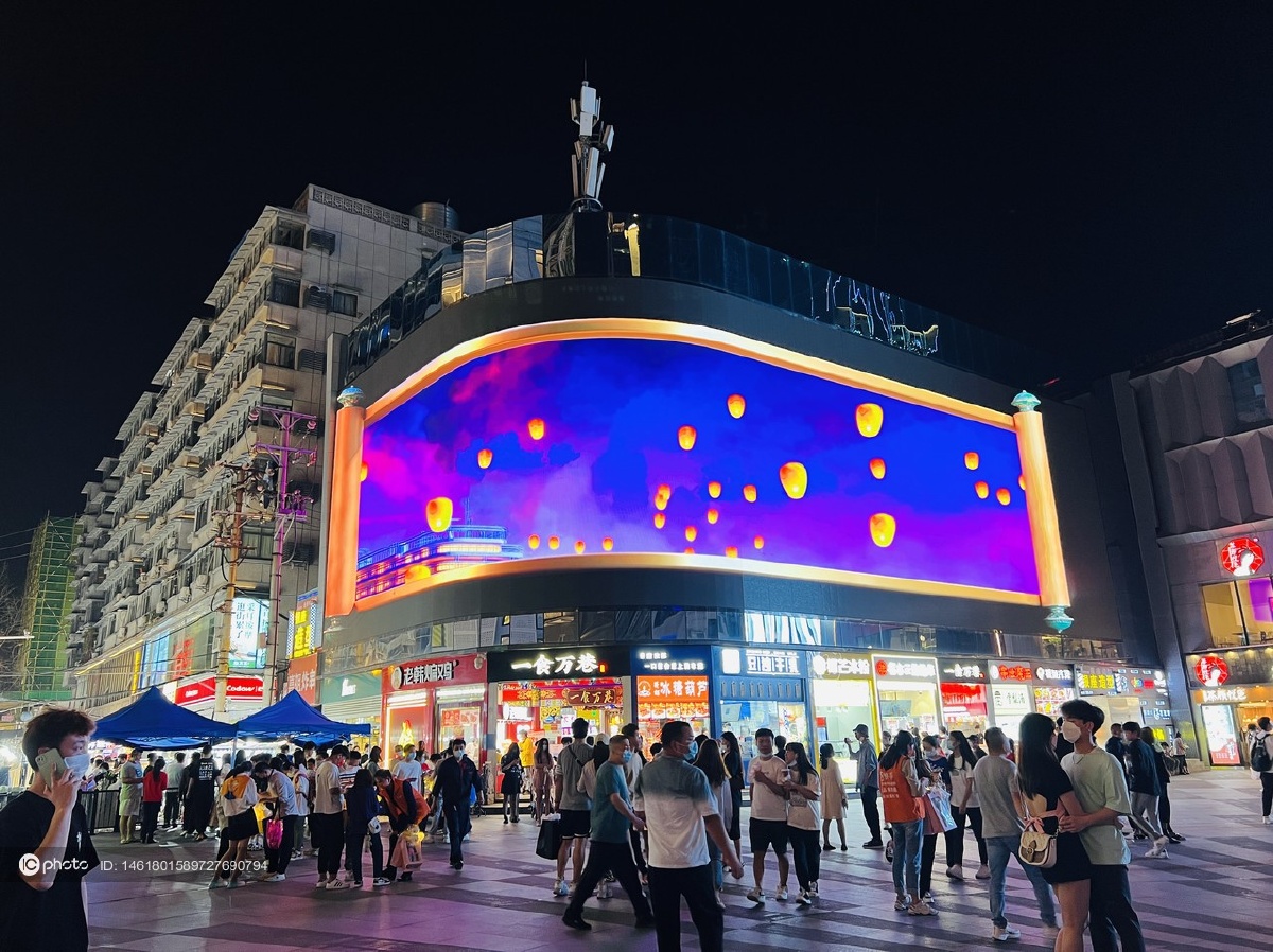 武汉汉江路步行街夜景实拍人头攒动尽是美女靓仔