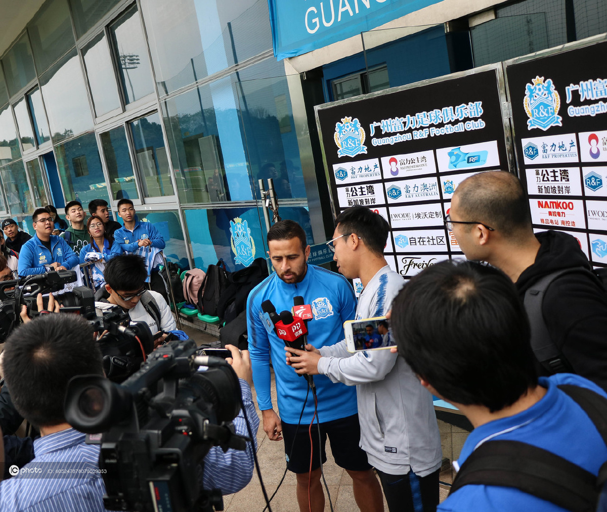 广州富力球迷开放日众将训练结束后与球迷互动登贝莱人气爆棚签名到手