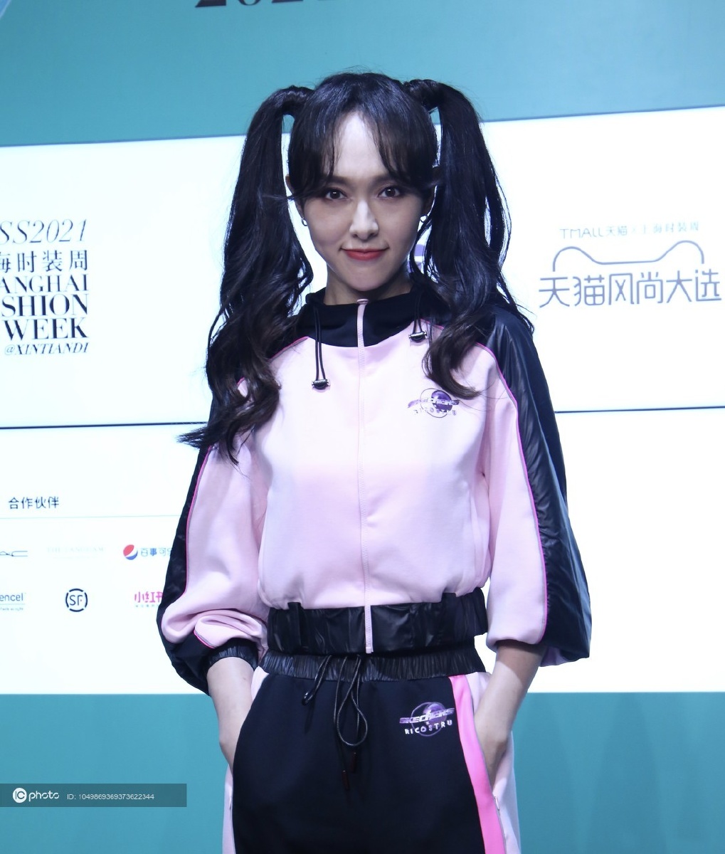 唐嫣粉色短外套运动裤厚底鞋双马尾可爱俏皮