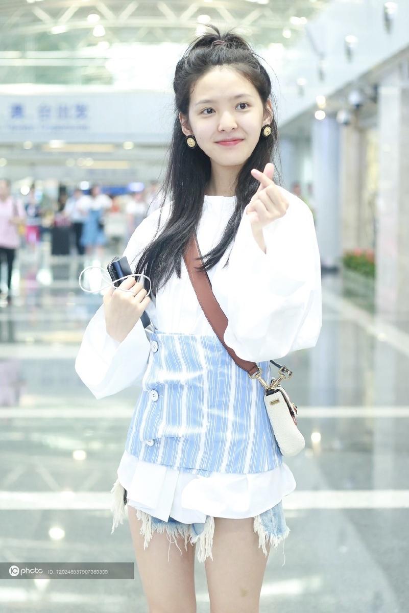 街拍章若楠白色衬衫蓝色条纹腰封牛仔短裤短袜毛毛拖鞋斜挎包甜美俏皮