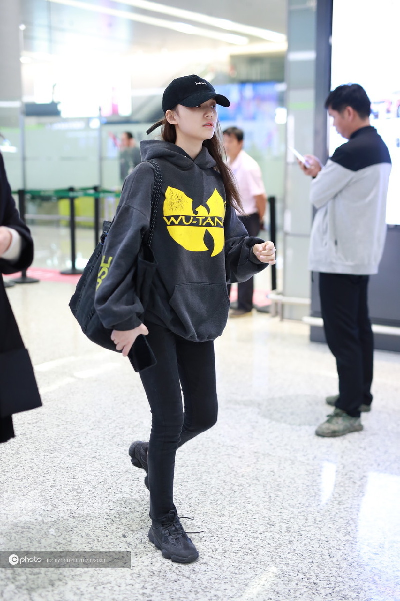 街拍林允灰色连帽卫衣牛仔裤运动鞋棒球帽休闲随性