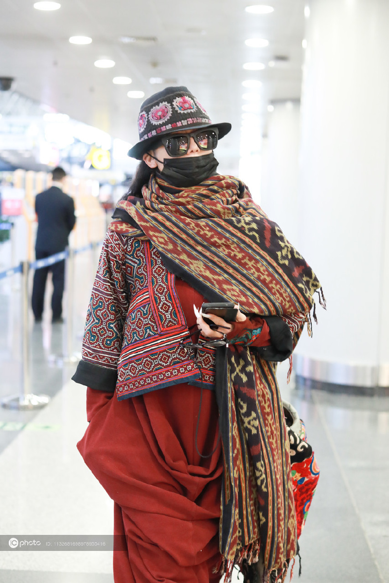 街拍杨丽萍红色连身裤民族风印花围巾个性十足