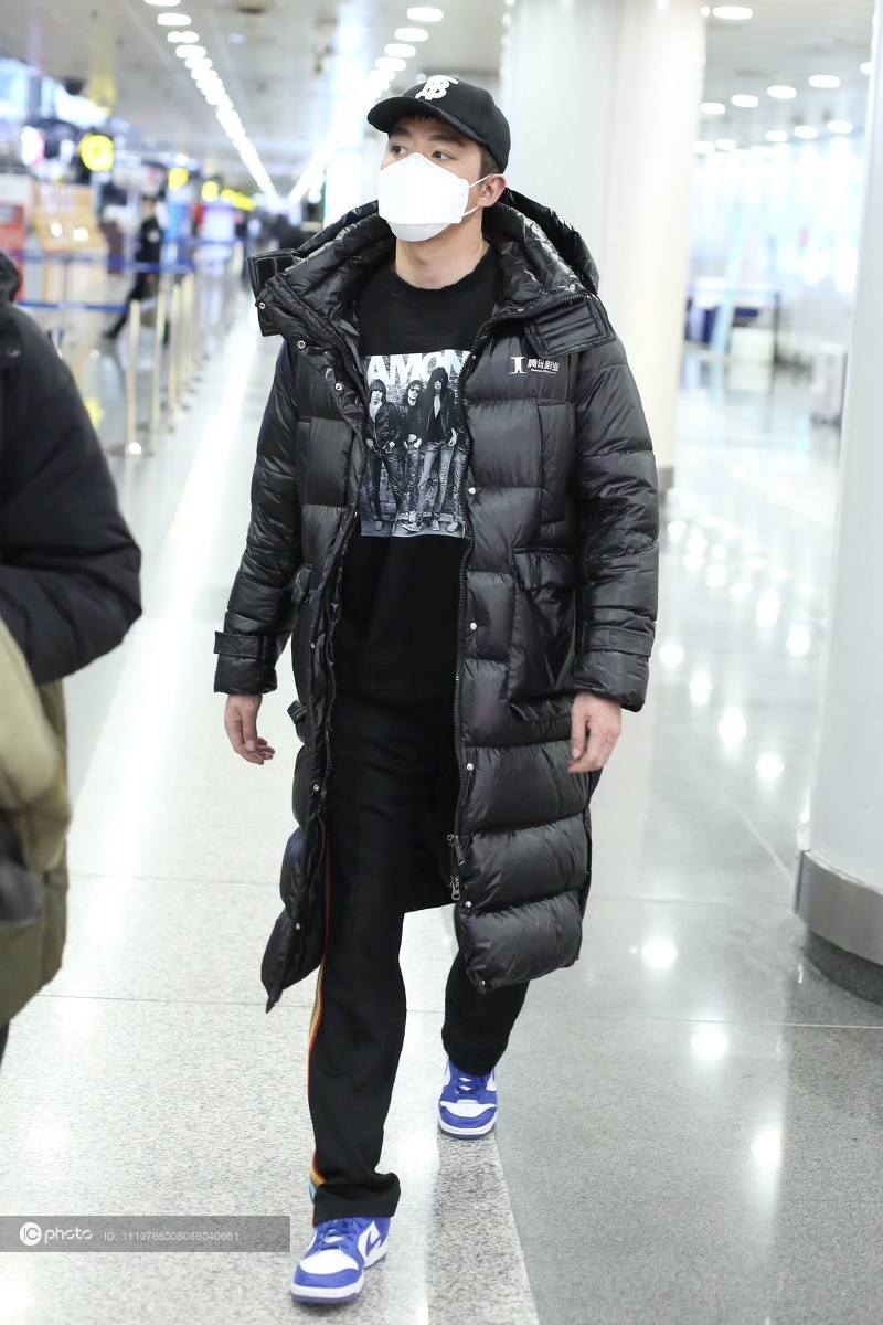 俞灏明穿长款羽绒服双手插兜满满的帅气