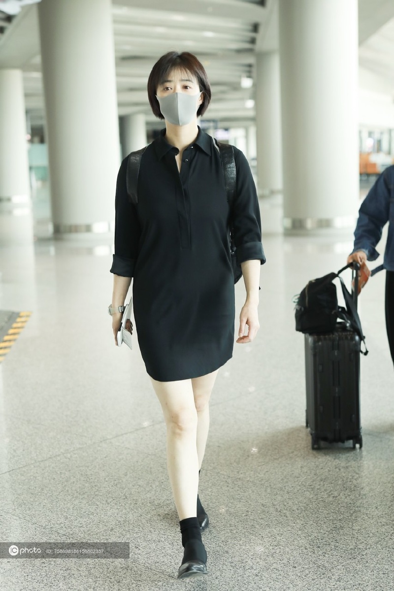 街拍蒋欣黑色polo裙马丁靴双肩包简约风格