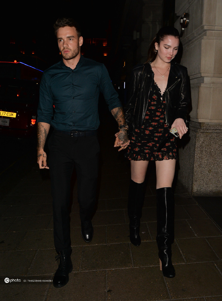 莉莉利亚姆佩恩与19岁富二代女友牵手漫步街头