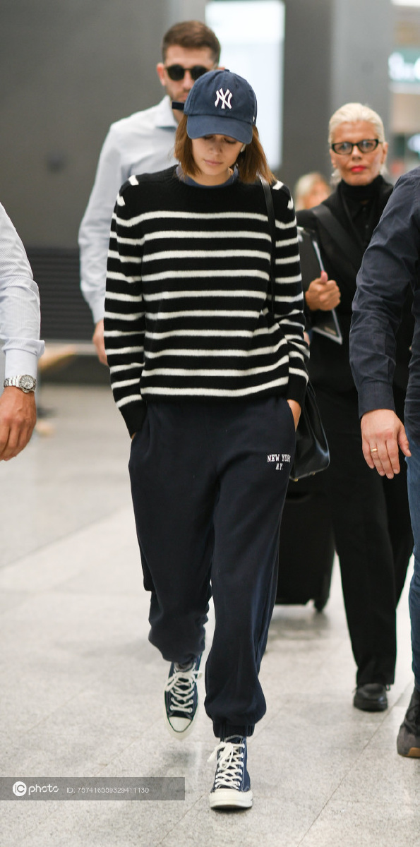 街拍凯雅杰柏黑白条纹针织衫运动裤配帆布鞋棒球帽时髦街头风