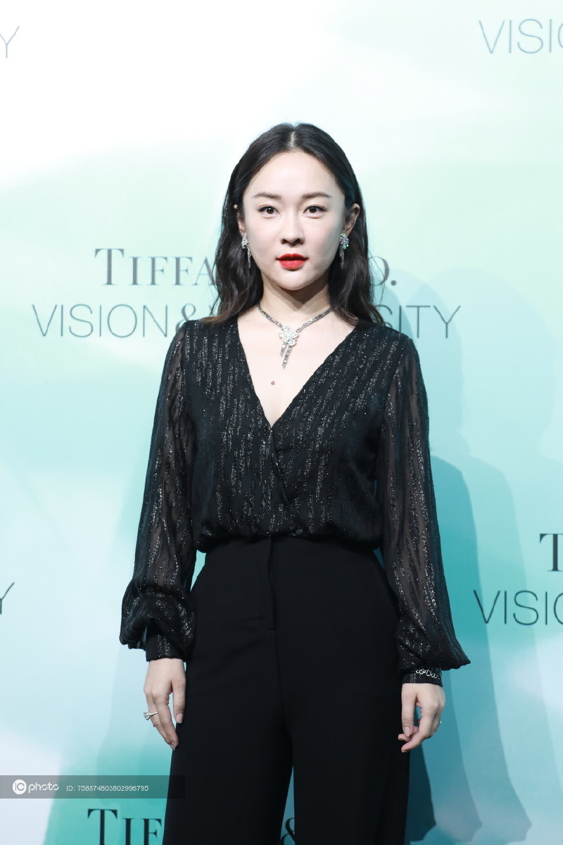 霍思燕唇红齿白古典美人范儿超低v领胸口痣小性感