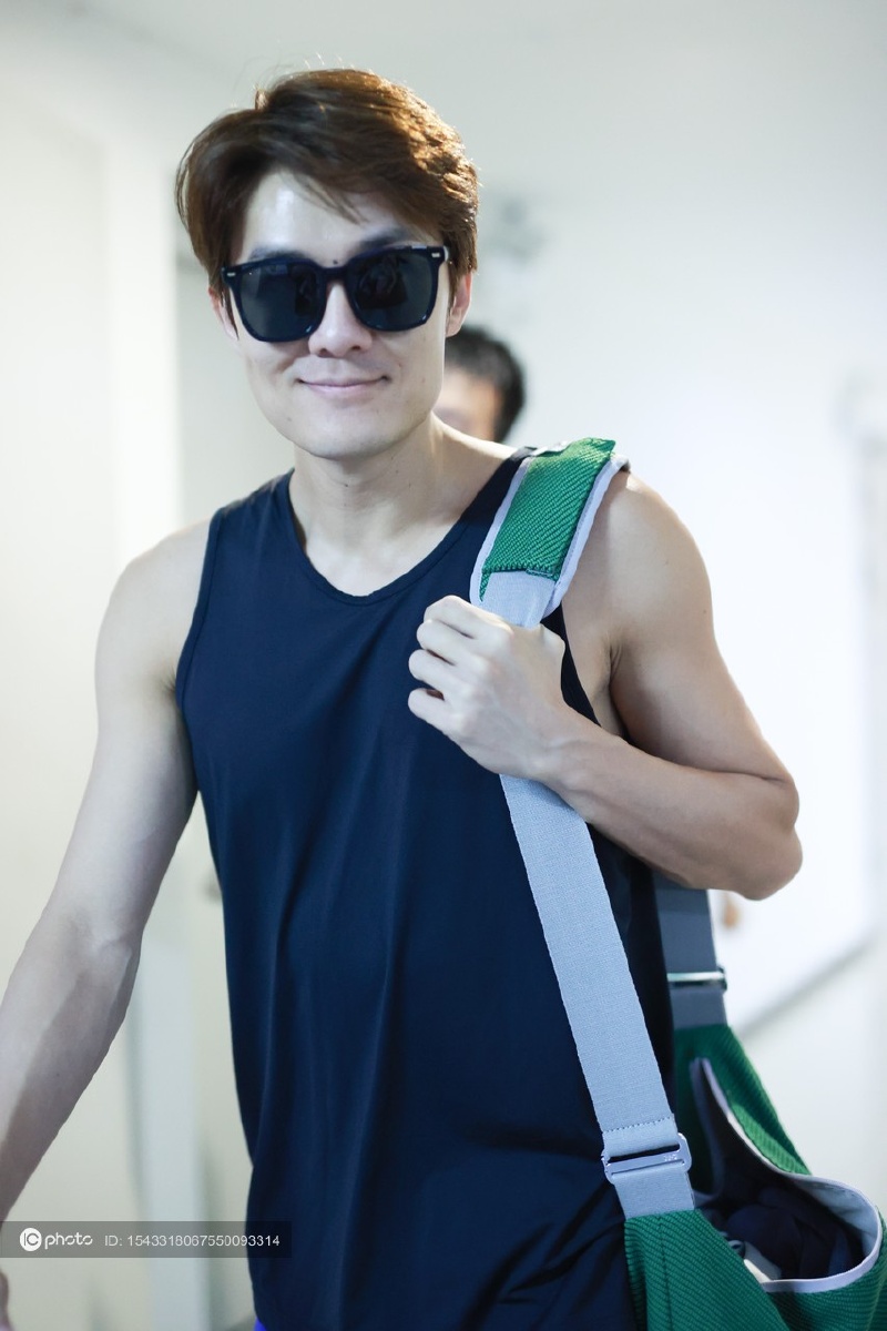 吴克群《披荆斩棘2》下班路透 黑色背心搭短裤清凉一夏 - ic_photo - 