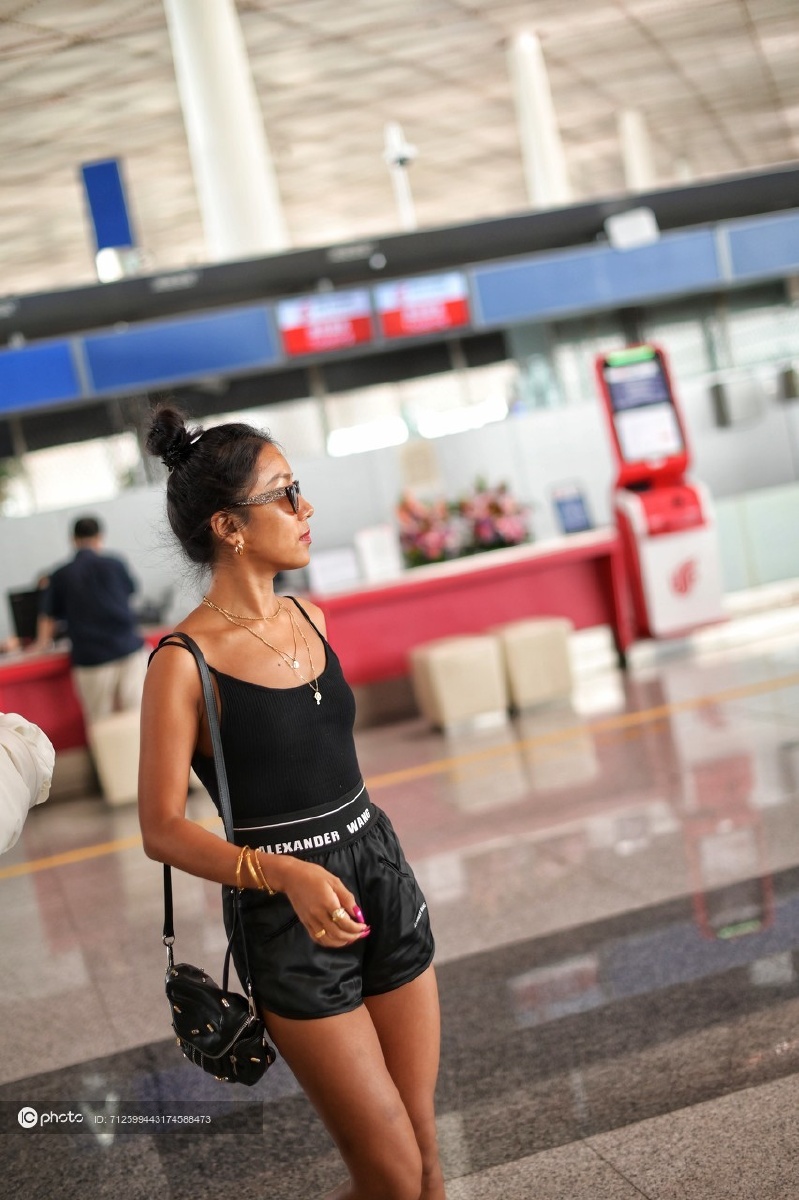 街拍吉克隽逸吊带背心alexanderwang运动短裤老爹鞋黑色手袋酷帅个性