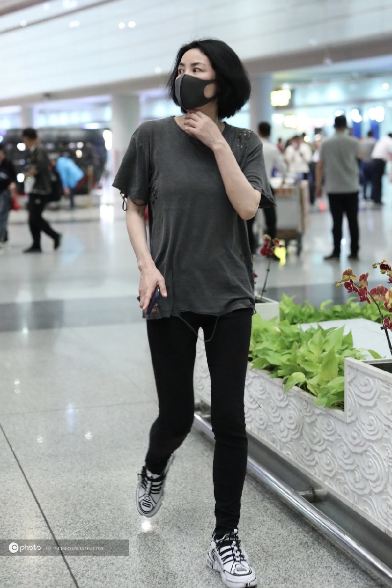 王菲被曝深夜密会前夫李亚鹏后现身机场 急匆匆赶路大手一挥随性与