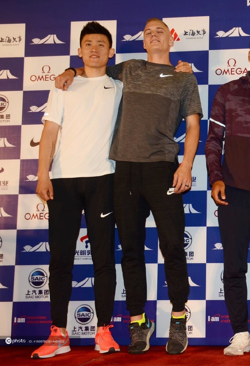 钻石联赛赛前发布会薛长锐与好友相见甚欢肯德里克斯踮脚合影试比高