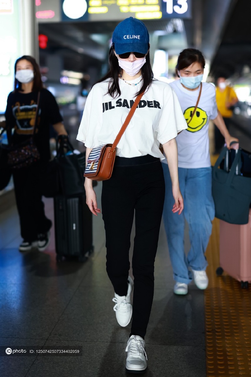 景甜身着白t恤紧身黑裤低调现身机场 与粉丝打招呼亲切感十足