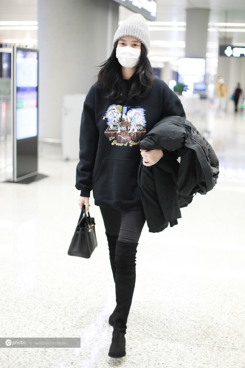 街拍奚梦瑶卡通印花帽衫灰色毛线帽紧身打底裤过膝长靴爱马仕包率性