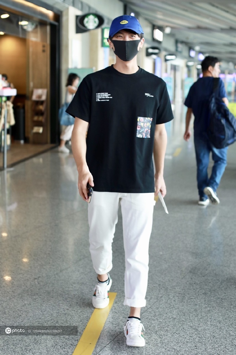 街拍牛骏峰印花黑teegucci运动鞋蓝色棒球帽随性率真