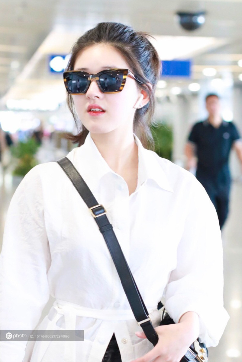 "顾胜男"上线!赵露思戴墨镜笑容超甜 手握咖啡超想喝