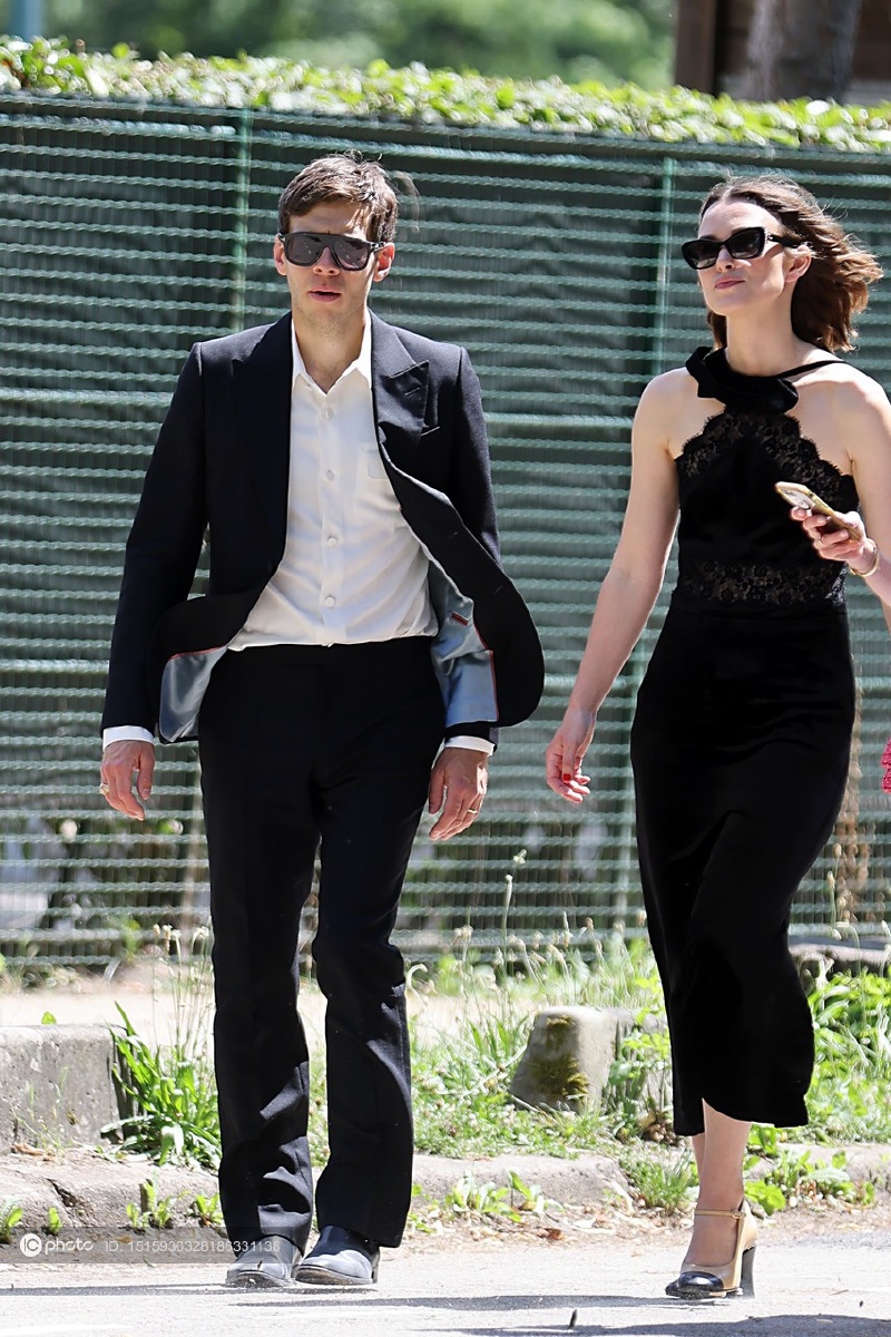 凯拉-奈特莉与老公詹姆斯-莱顿现身chanel 2022秋冬高定秀 牵手密语